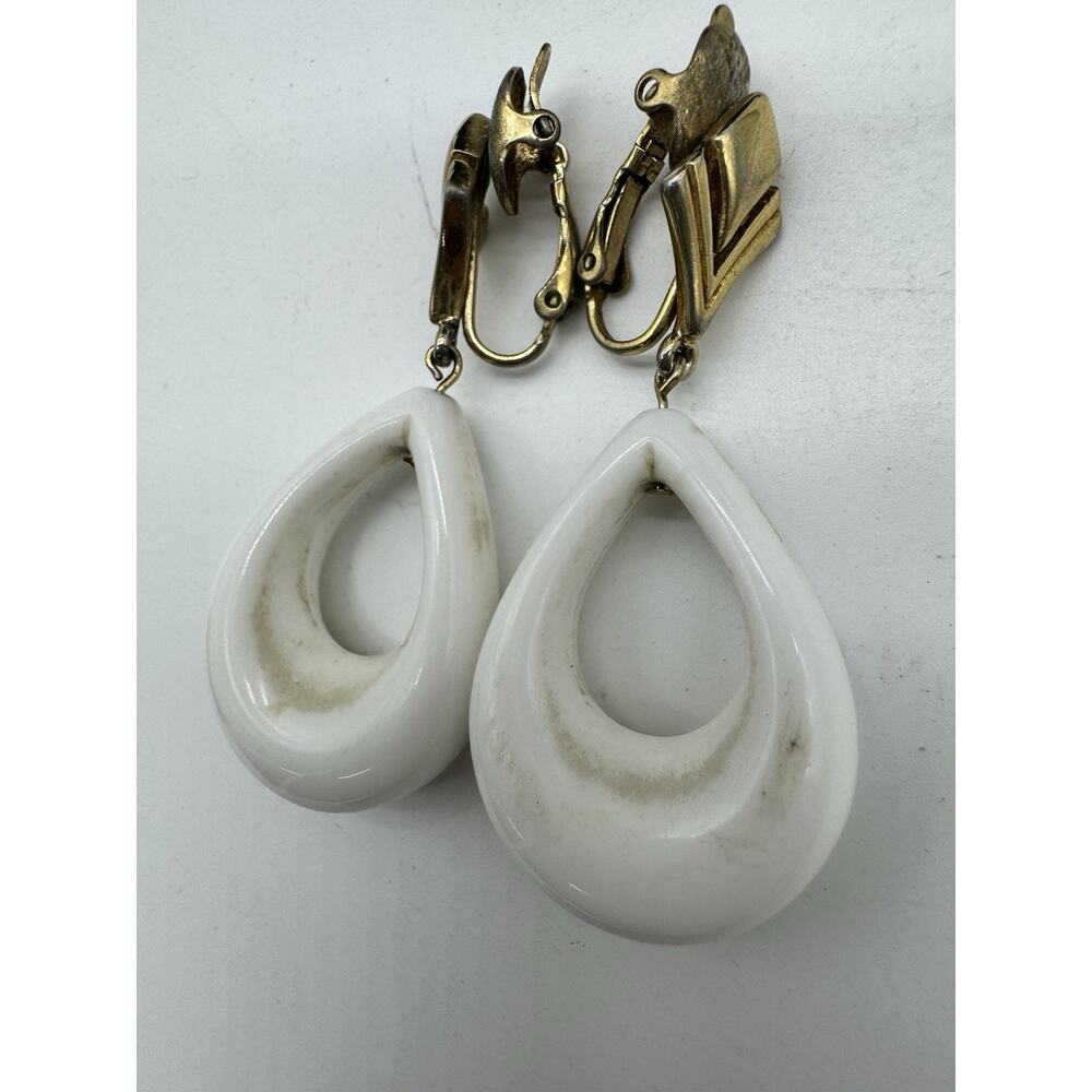 Vintage 1960’s Crown Trifari Gold Tone White Enamel Drop Clip On Earrings 2“